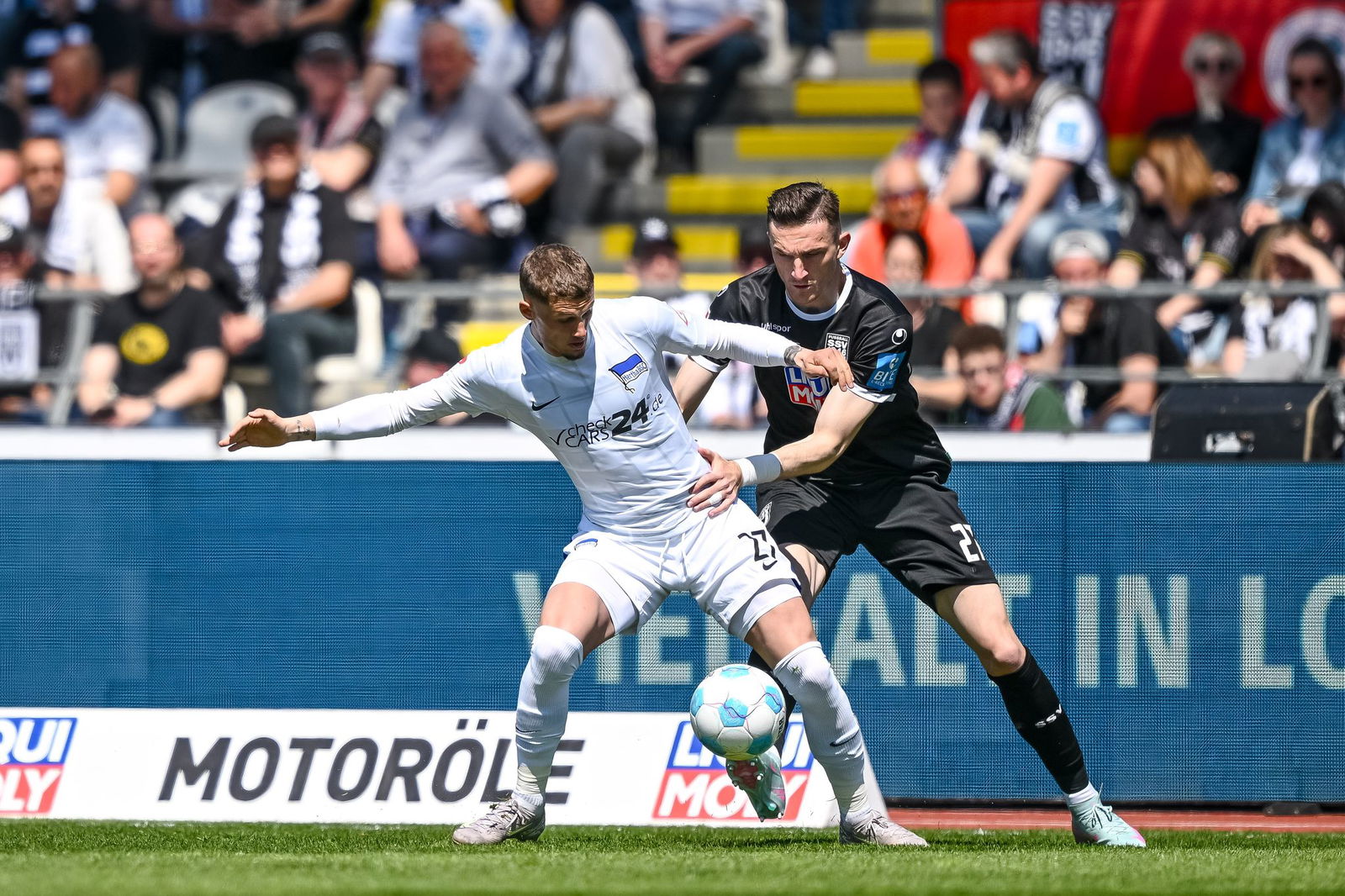 Niklas Kolbe (r) und Michael Cuisance sind in der kommenden Spielzeit Mannschaftskameraden bei Hertha BSC.
