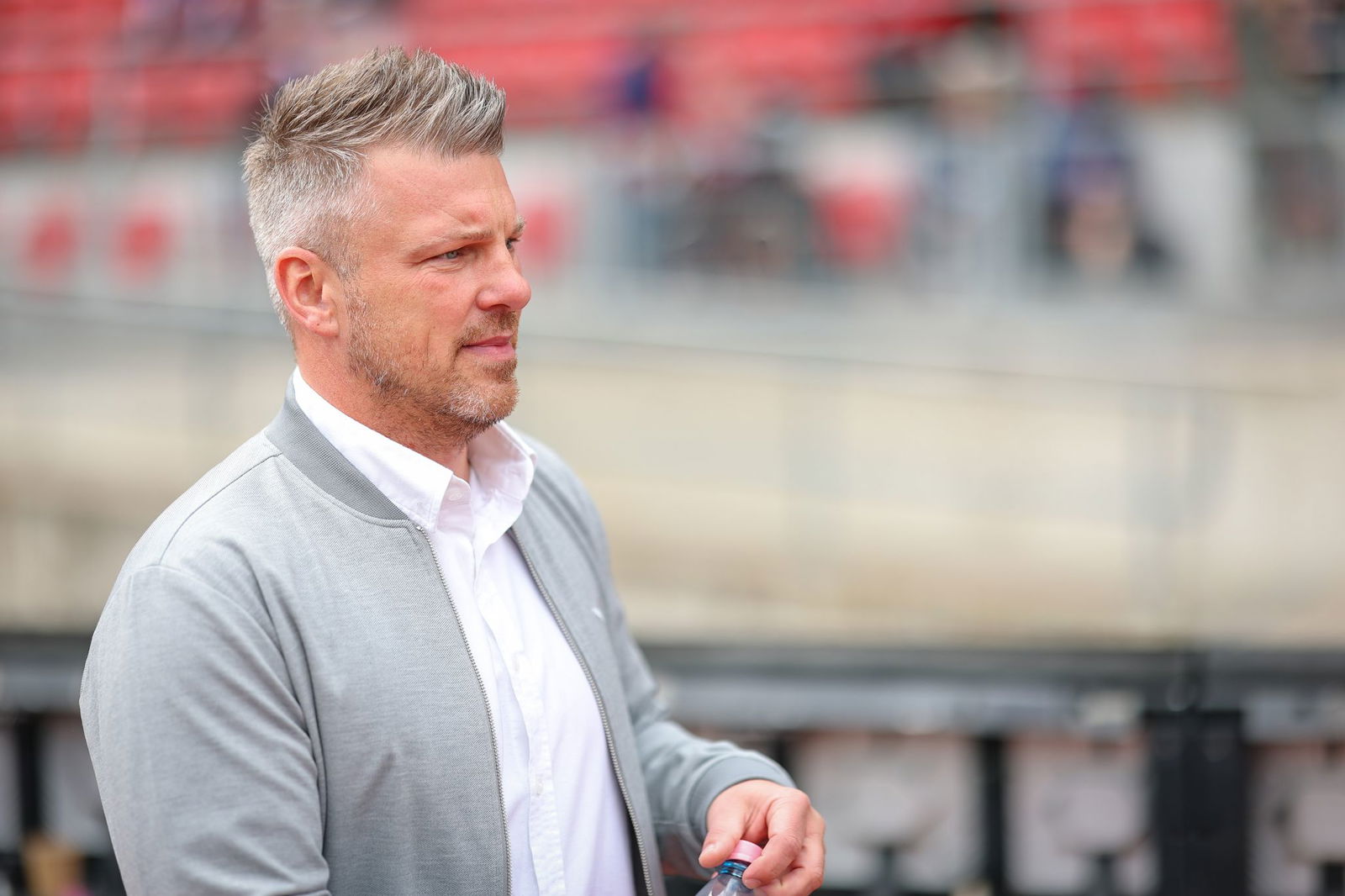 Lukas Kwasniok hat sich vor dem Spiel in Karlsruhe zu seiner Kleidung geäußert.