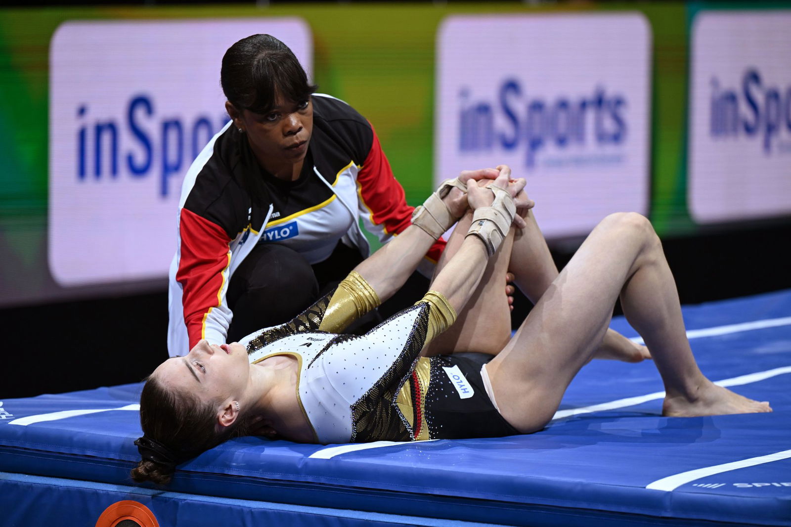 Trainerin LaPrise Harris-Williams kümmert sich um Helen Kevric.