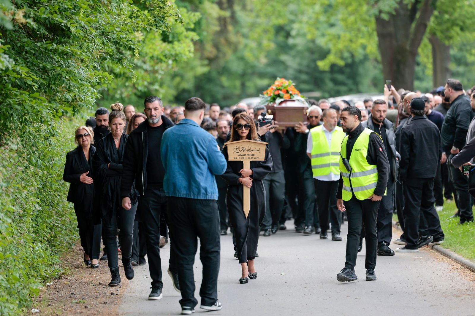 An der Beerdigung nahmen knapp 1.000 Menschen teil. 