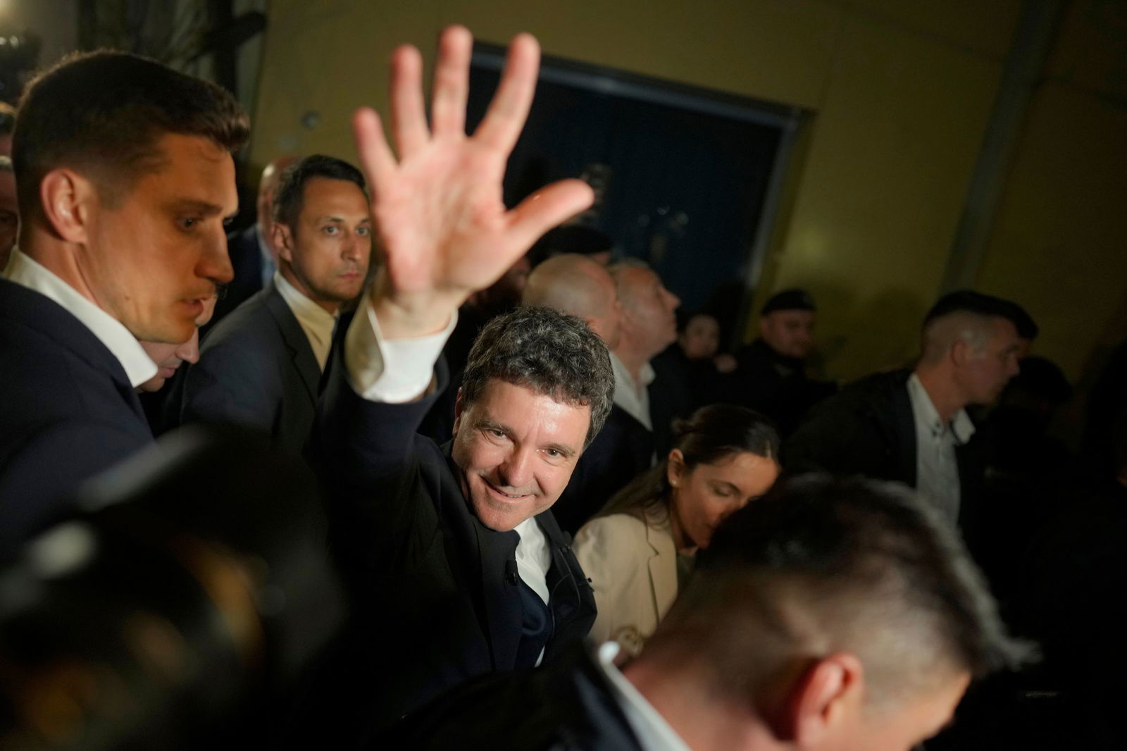 Nach Auszählung der Stimmen fast aller Wahllokale lag Dan uneinholbar vor dem Rechtspopulisten Simion.