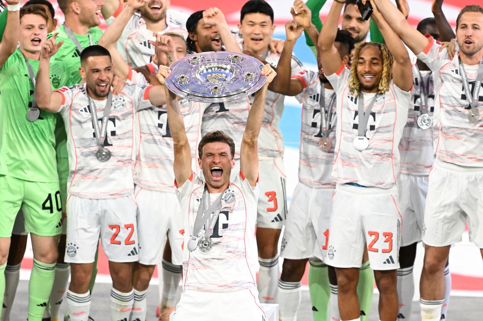 Thomas Müller reckte als erster Bayern-Spieler die Schale in die Höhe.