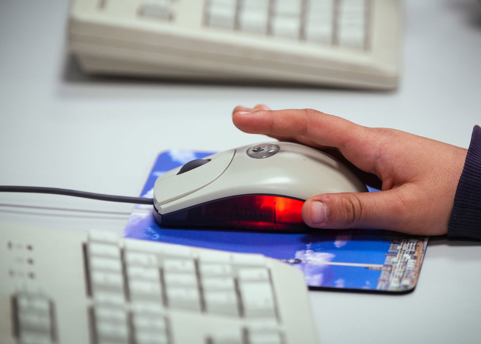 Computer in Schulen werden auch für die Verwaltung von Schülerdaten eingesetzt. (Symbolbild)