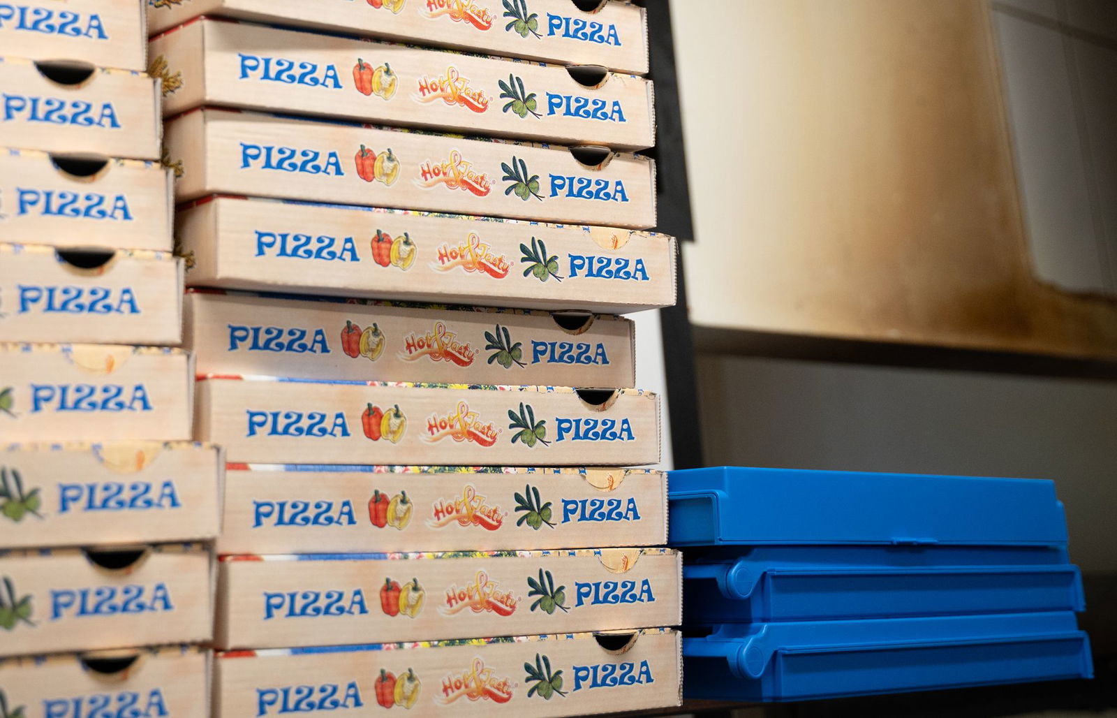 In der Universitätsstadt Tübingen können die Menschen ihre Pizza im Karton oder in einer blauen Mehrwegbox kaufen. (Foto-Produktion) 