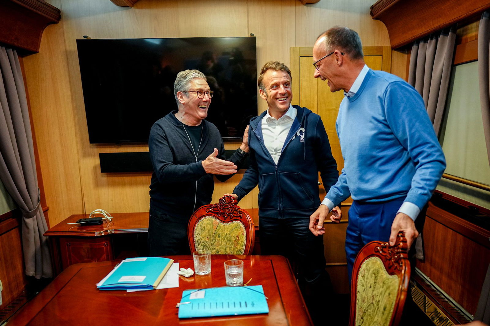 Auf dem Weg nach Kiew besprechen sich Präsident Emmanuel Macron, Bundeskanzler Friedrich Merz und Premierminister Keir Starmer - und wegen der anwesenden Presse räumt Macron noch schnell etwas vom Tisch, was später für Gerüchte sorgt. 