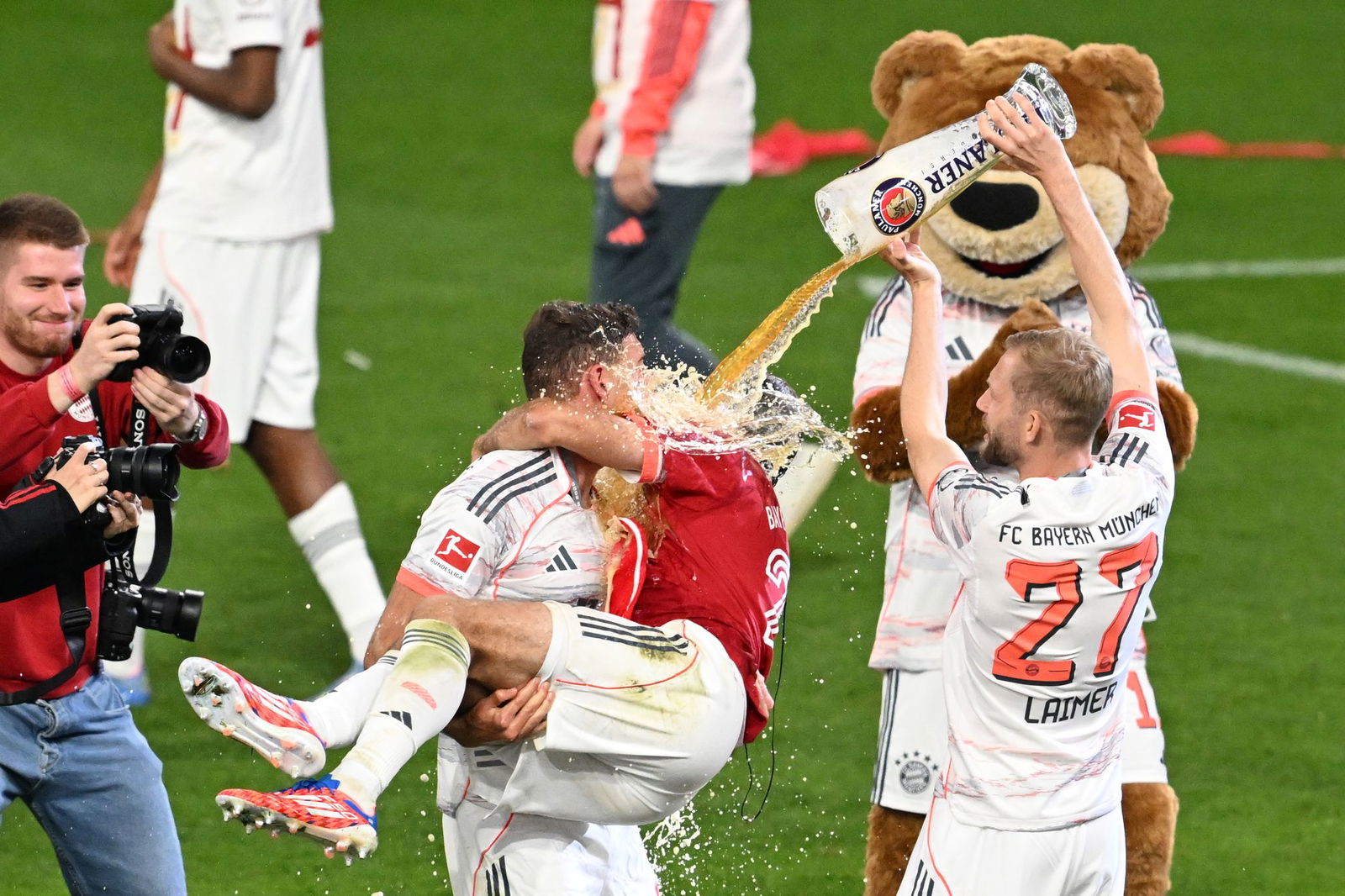 Feierlaune nach der Meisterschaft: Heidenheims Trainer Schmidt glaubt nicht, dass die Ibiza-Reise des FC Bayern für eine Wettbewerbsverzerrung sorgen könnte.