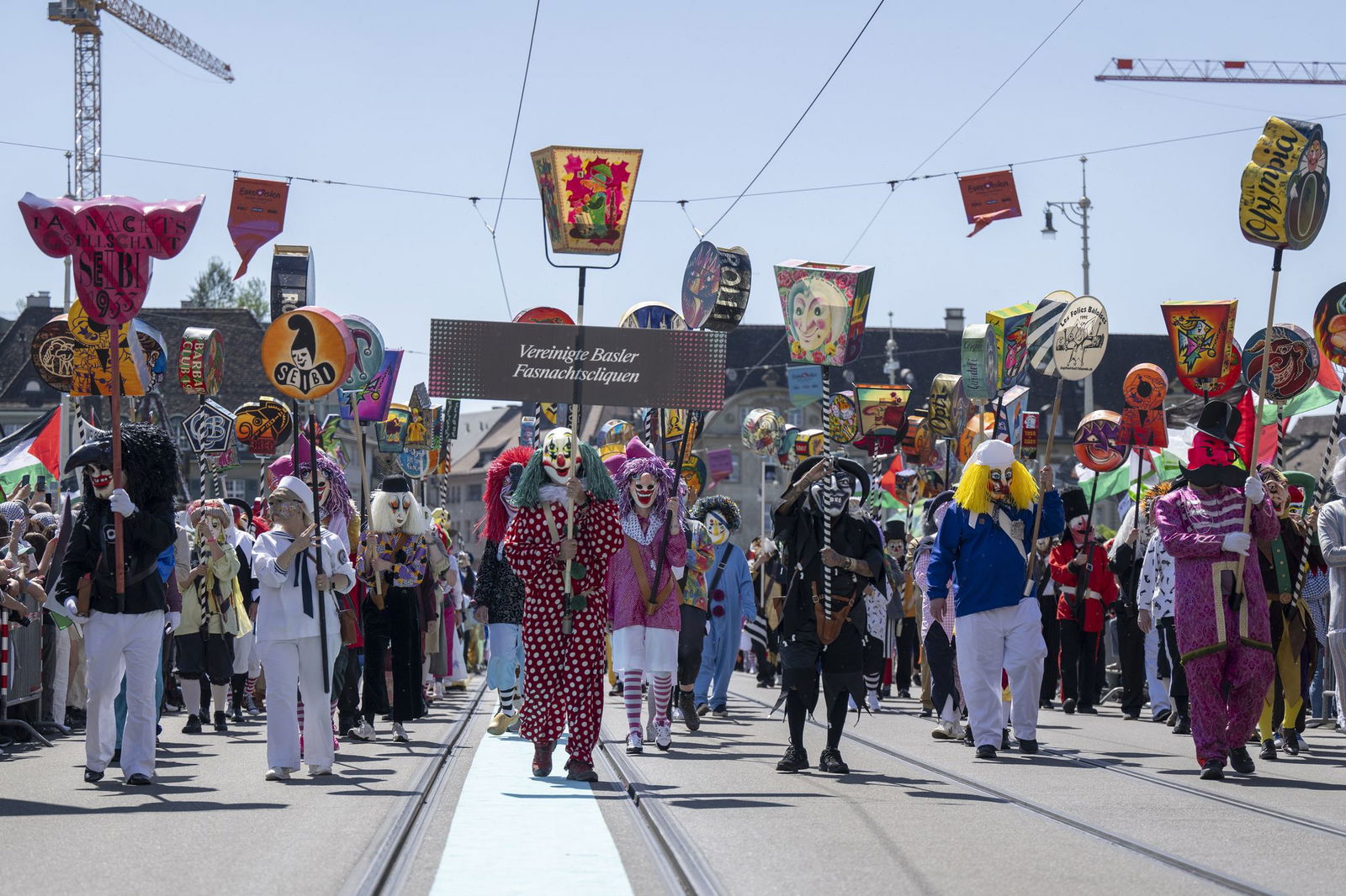 Auch Fasnächtler begleiten die Delegationen auf der Parade durch die Stadt.