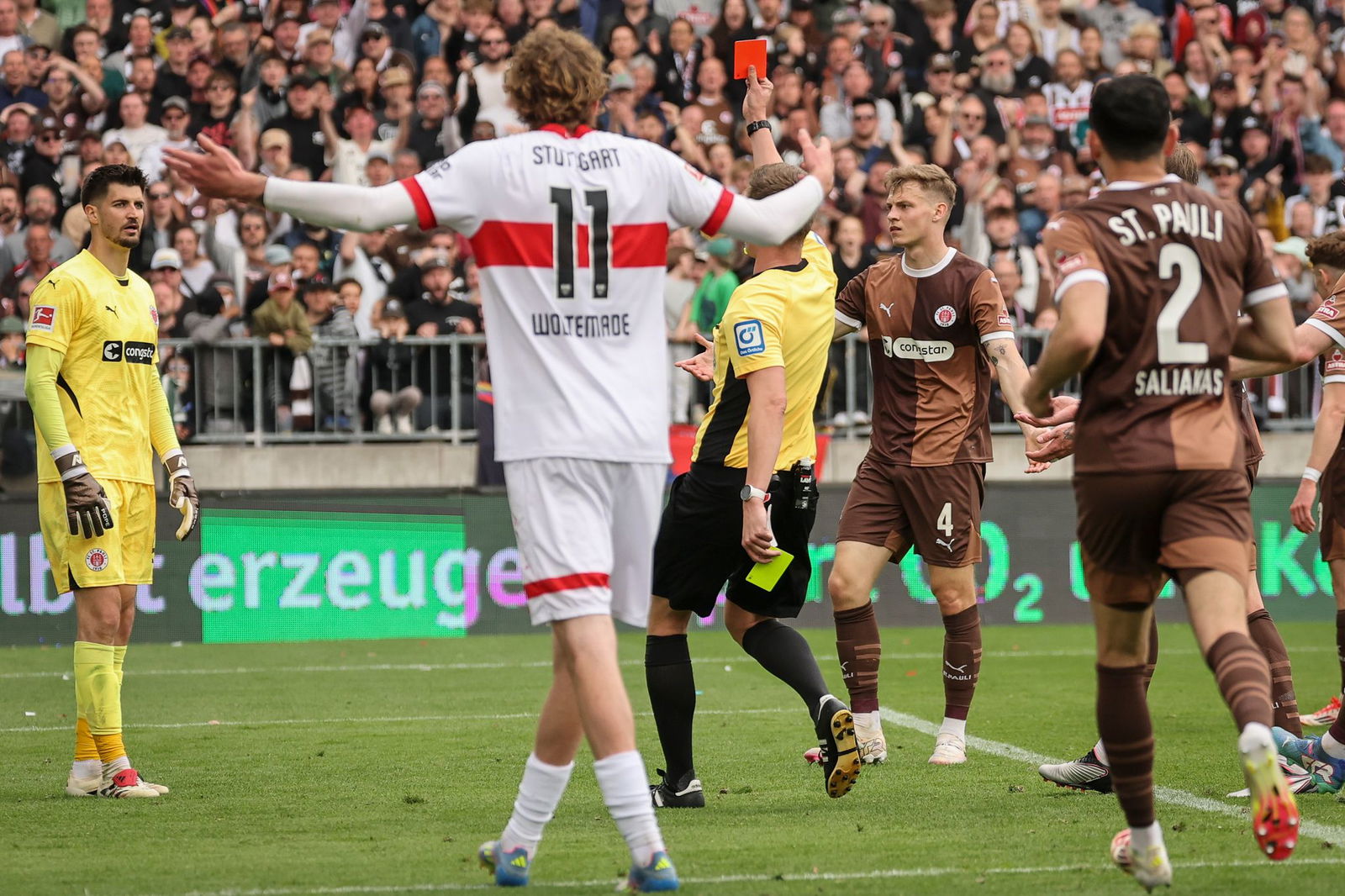 Pauli musste gegen Stuttgart lange in Unterzahl spielen.