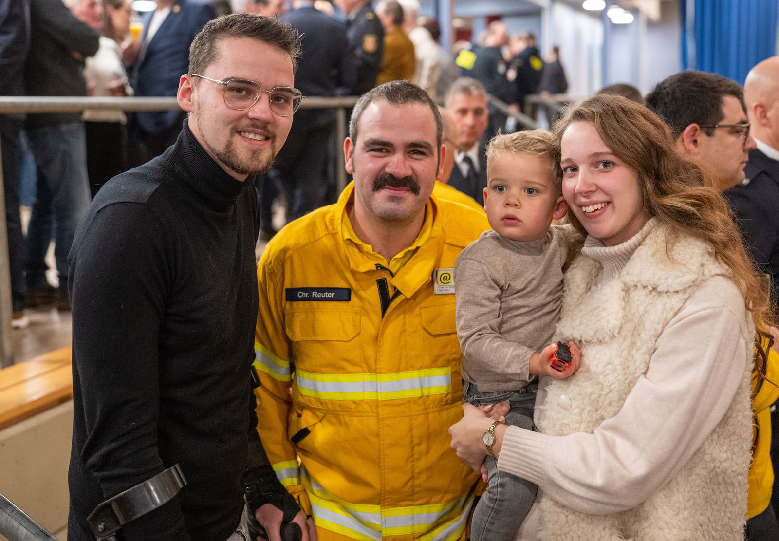 Feuerwehrmann Christoph Reuter mit Familie Hoefnagel-Visser beim Neujahrsempfang der Gemeinde Kröv.