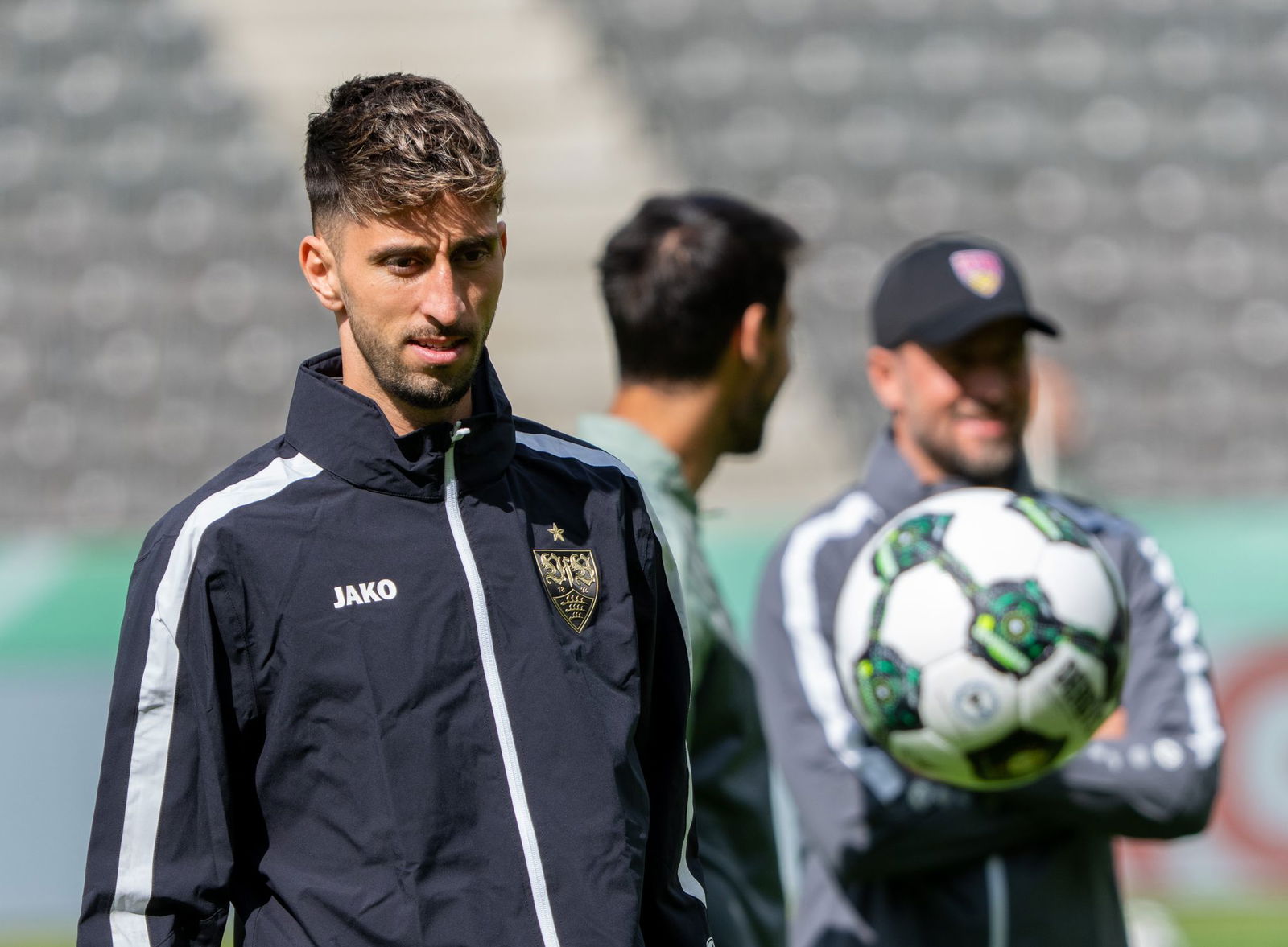 VfB-Kapitän Atakan Karazor hofft, dass Angelo Stiller im Pokalfinale spielen kann.
