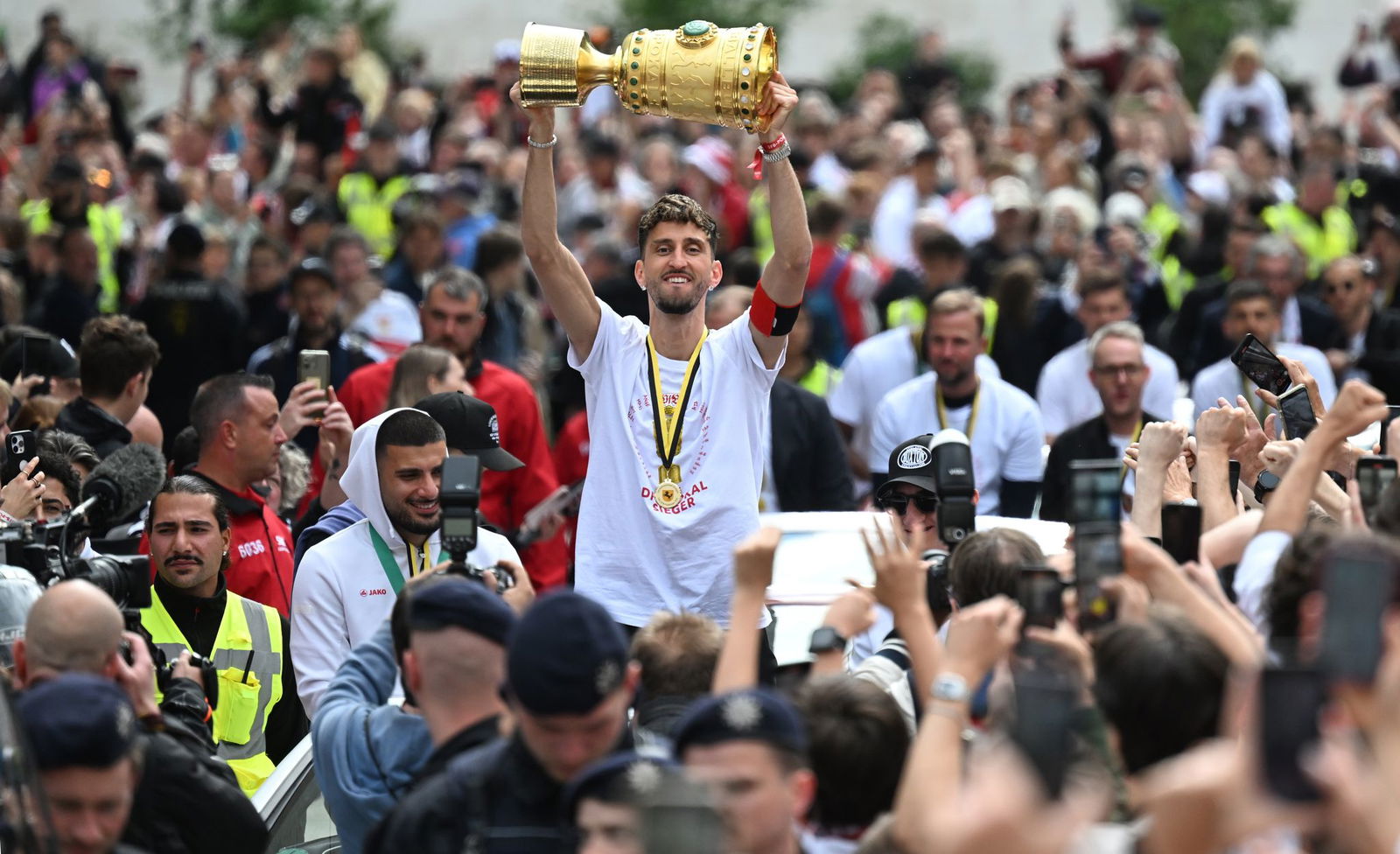 VfB-Kapitän Atakan Karazor mit dem Pokal beim Autokorso durch die Stadt.