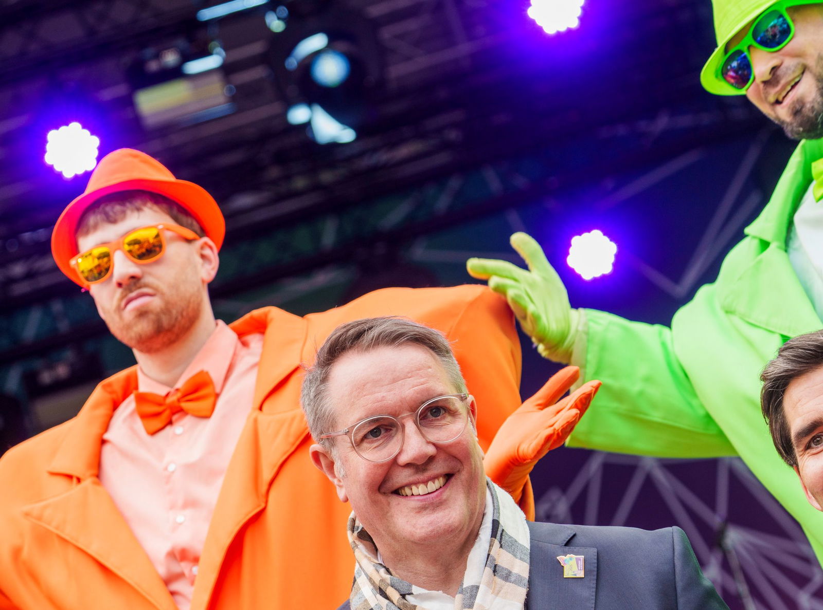 Landespolitik in buntem Treiben: Ministerpräsident Schweitzer mischte sich unter die Parade in der Innenstadt. 