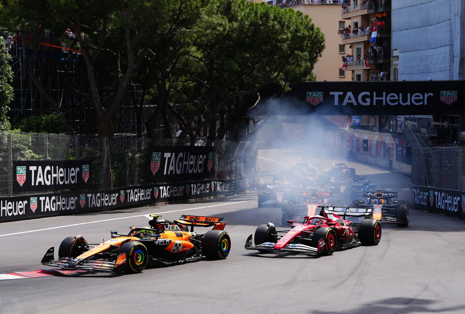 Lando Norris verteidigt in der ersten Kurve die Führung vor Charles Leclerc.