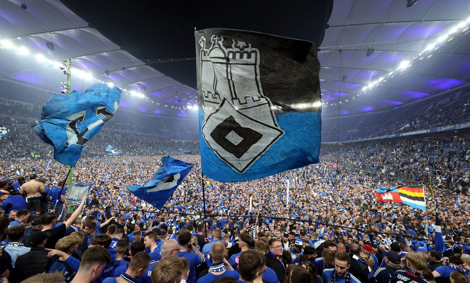 Platzsturm nach Aufstieg: HSV-Fans auf dem Rasen des Volksparkstadions. 