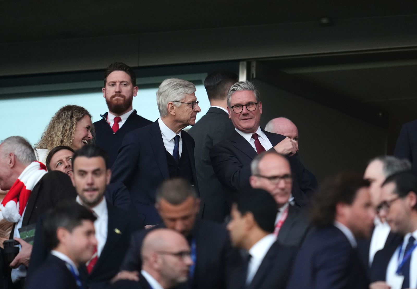 Arsenals Trainer-Legende Arsene Wenger und der britische Premierminister Sir Keir Starmer (hinten,r)