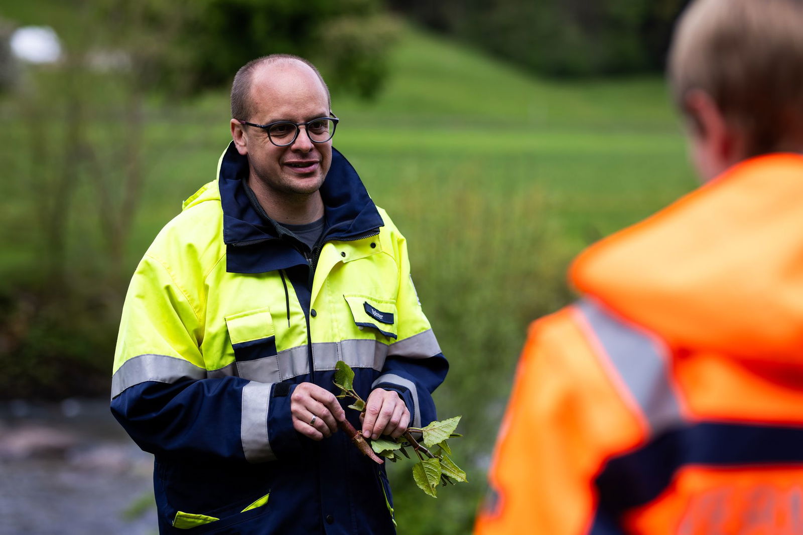 Im Schwarzwald werden Flussläufe gefilmt, um den Staudenknöterich zu erfassen. 