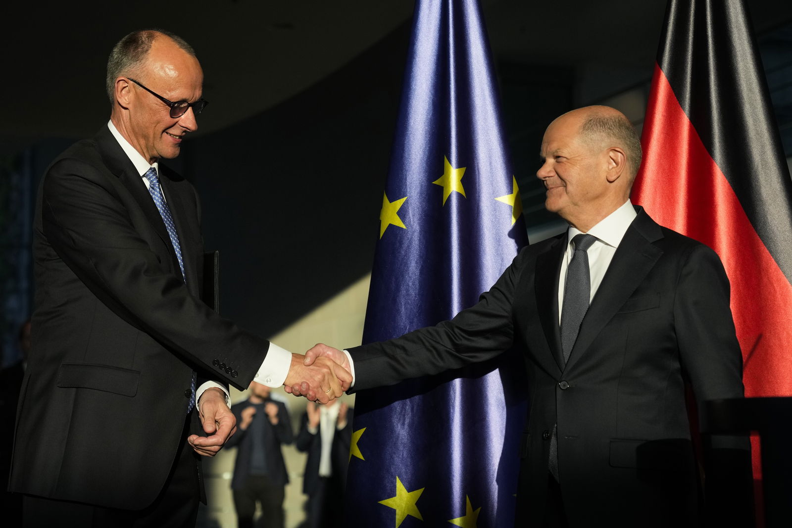 Friedrich Merz übernimmt offiziell das Amt des Bundeskanzlers von Olaf Scholz - mit Handschlag im Kanzleramt