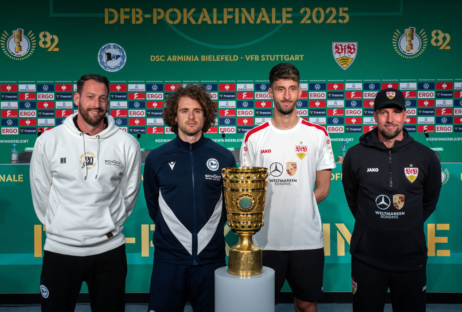 Mitch Kniat (l) und Mael Corboz (2.v.l) freuen sich auf das DFB-Pokalfinale.