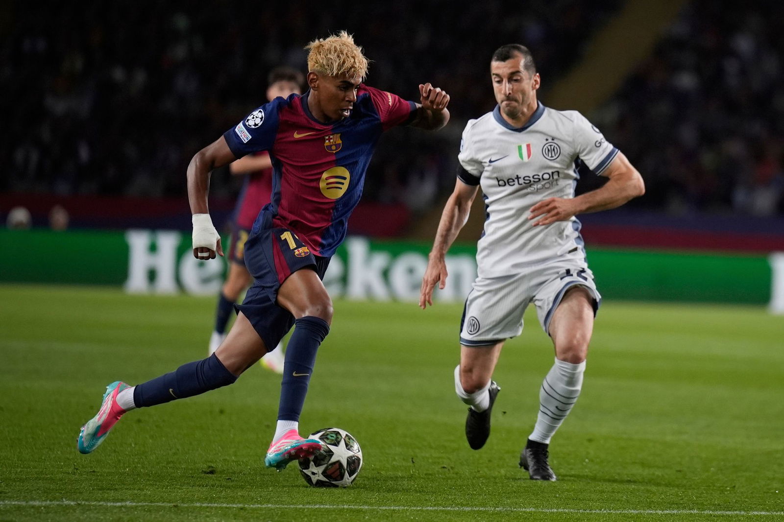 Barcelonas Lamine Yamal (l) war von Inter kaum zu halten.