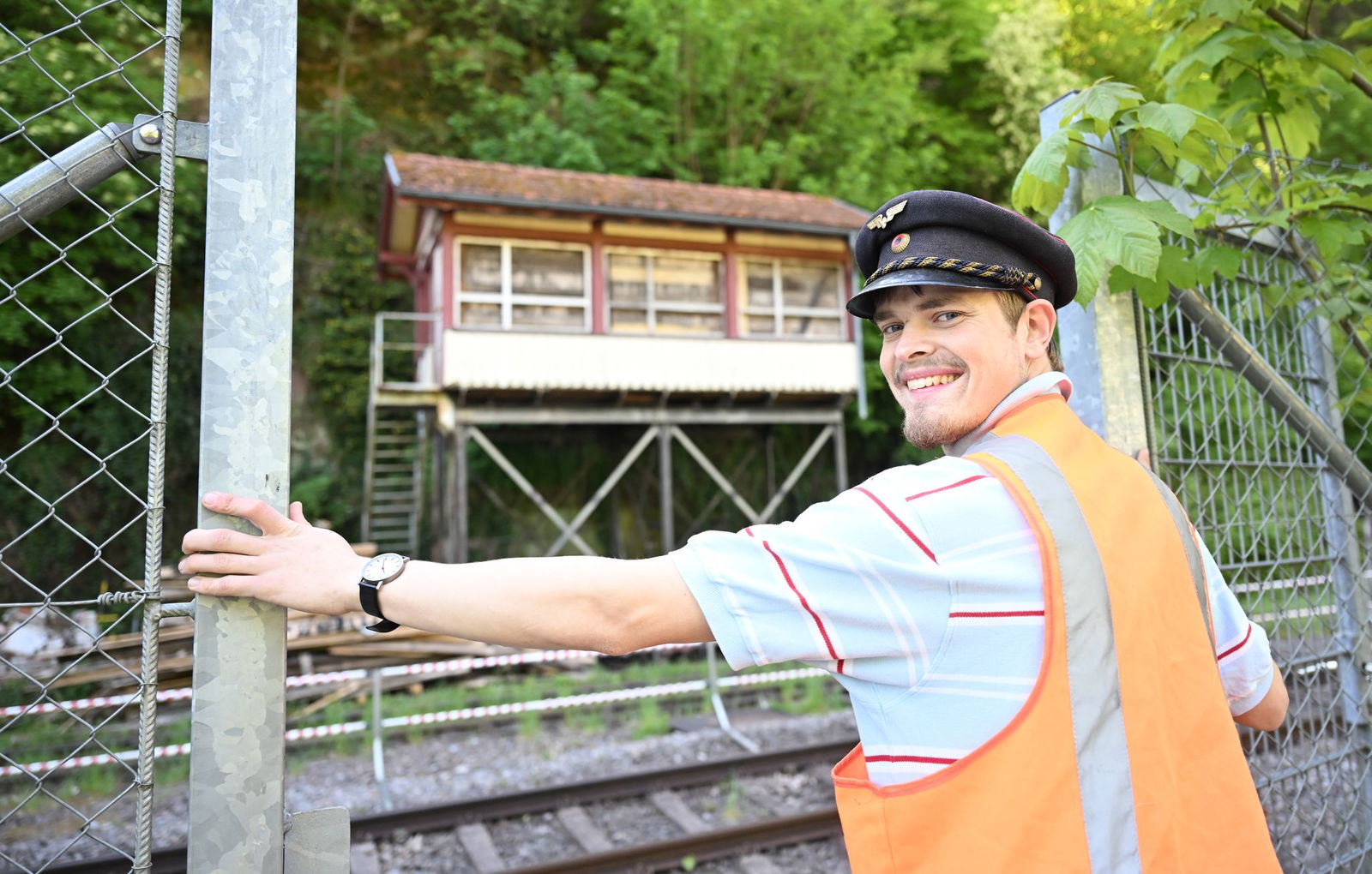 Lokomotivführer Matthias Langen will das denkmalgeschützte Gebäude wieder auf Vordermann bringen. (Archivbild)