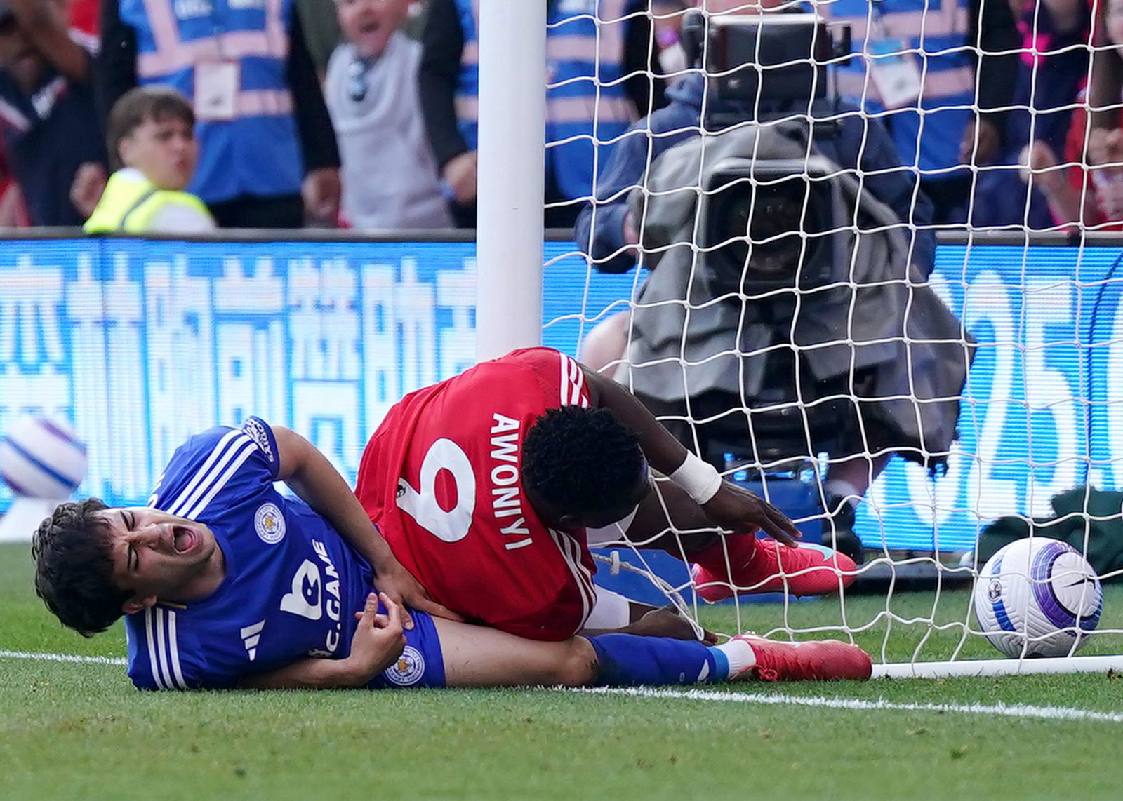 Forest-Stürmer Awoniyi (r) soll aus dem Koma erwacht sein.