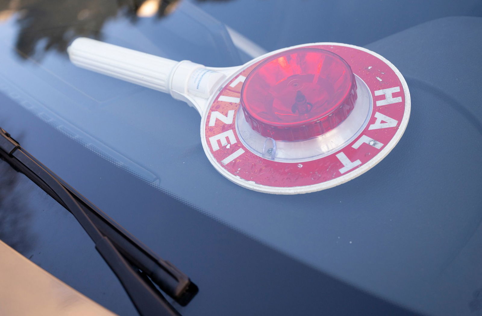 Eine Zivilstreife hat in Ludwigshafen einen Motorradraser erwischt. (Symbolbild)