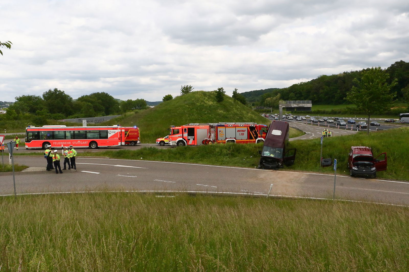 Die Einsatzkräfte kümmerten sich um die Verletzten.