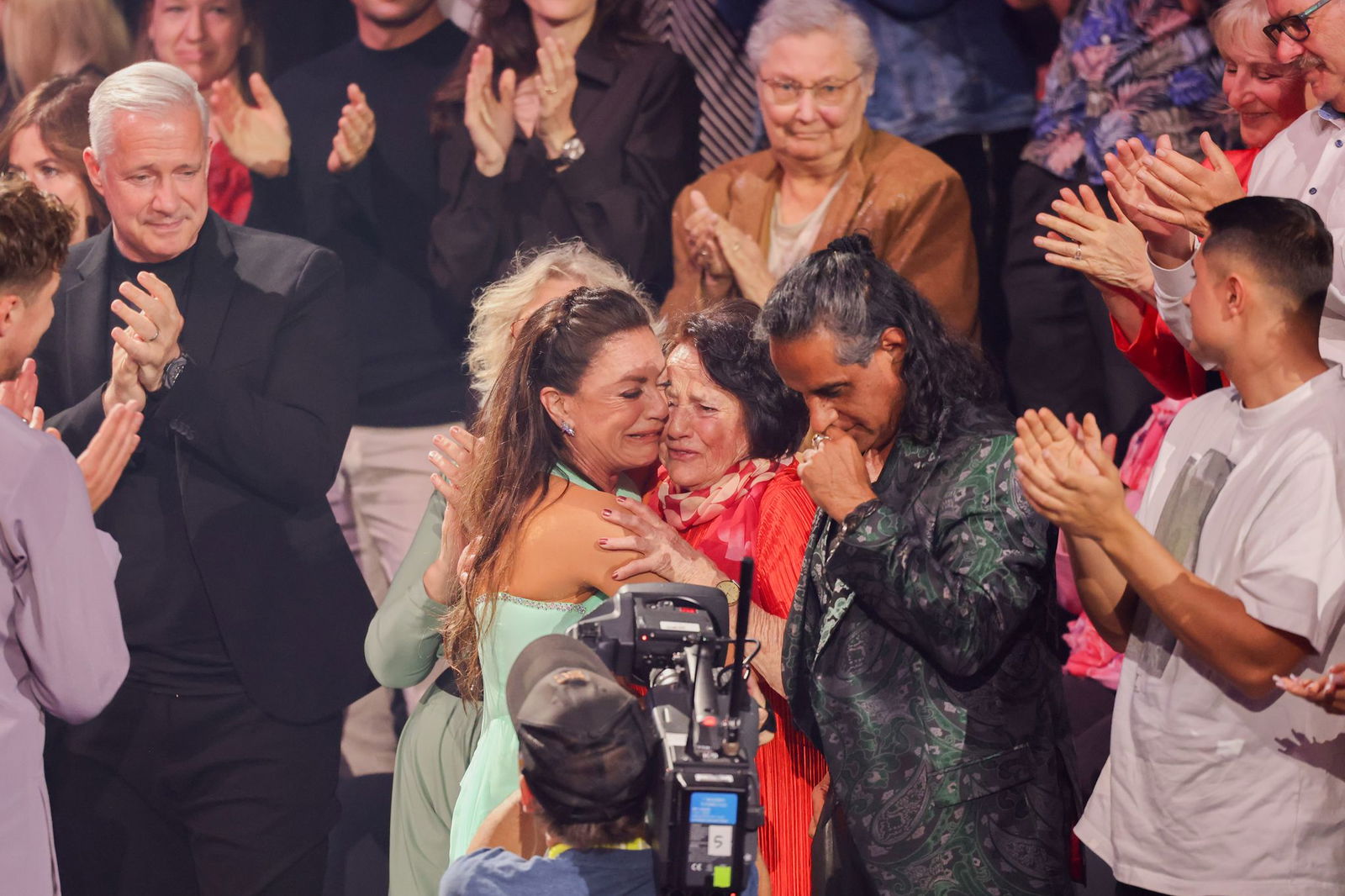 Nach ihrem Tanz weint Schauspielerin Christine Neubauer hemmungslos.