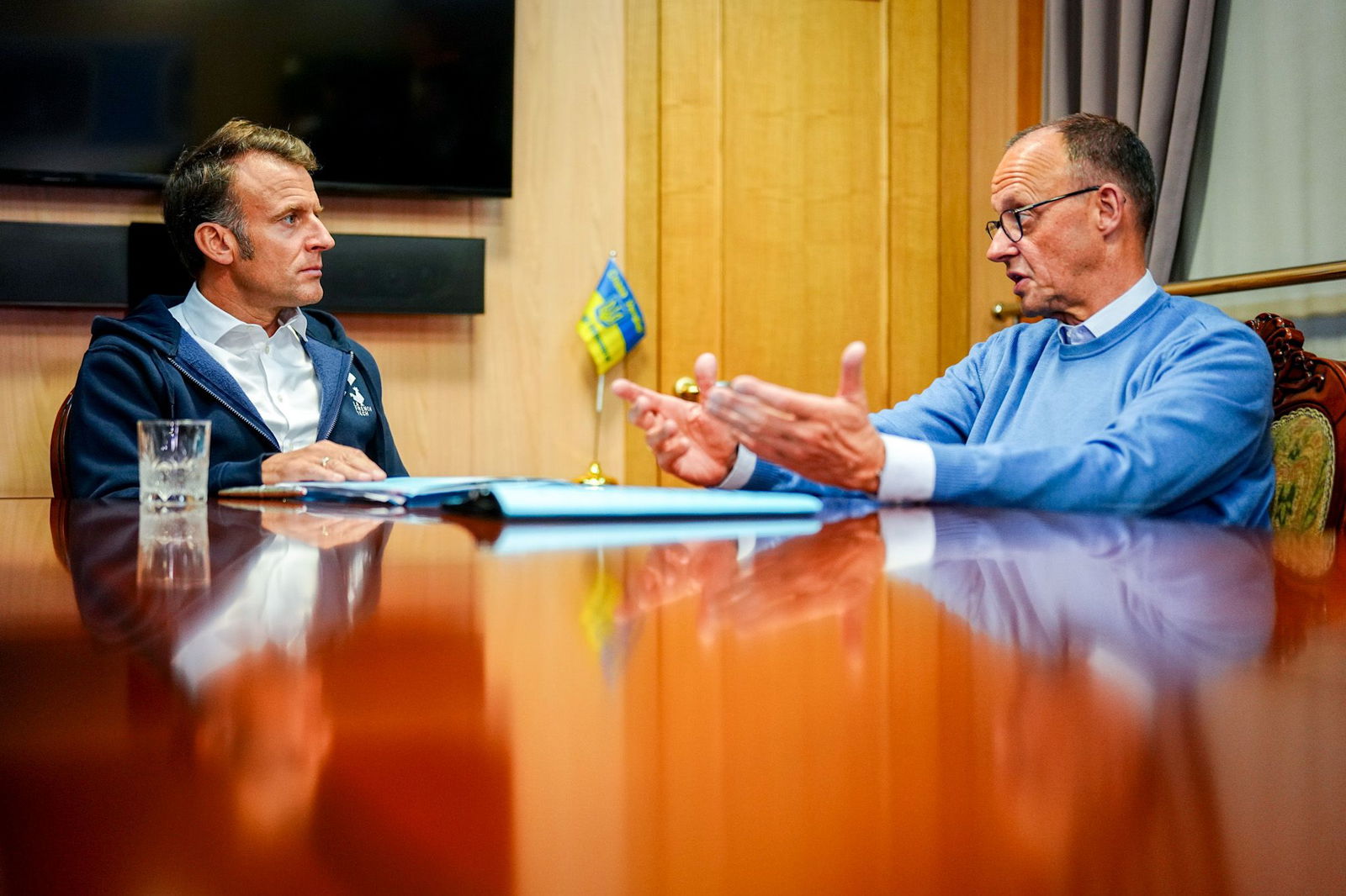 Während der Zugfahrt berät sich der Kanzler mit Frankreichs Präsident. Sie wollen unter anderem eine 30-tägige Waffenruhe für den Krieg in der Ukraine erreichen.