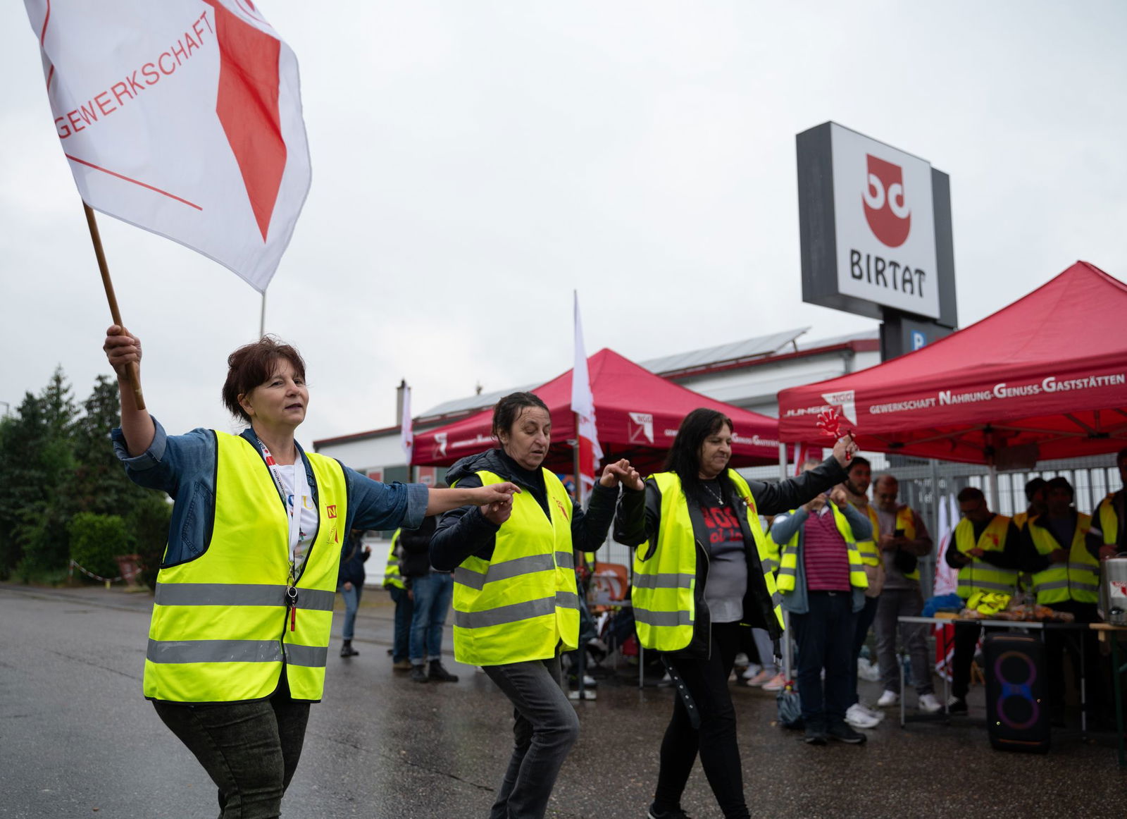 Die Gewerkschaft fordert ein Einstiegsgehalt von 3.000 Euro für die Birtat-Mitarbeiter. (Archivbild)