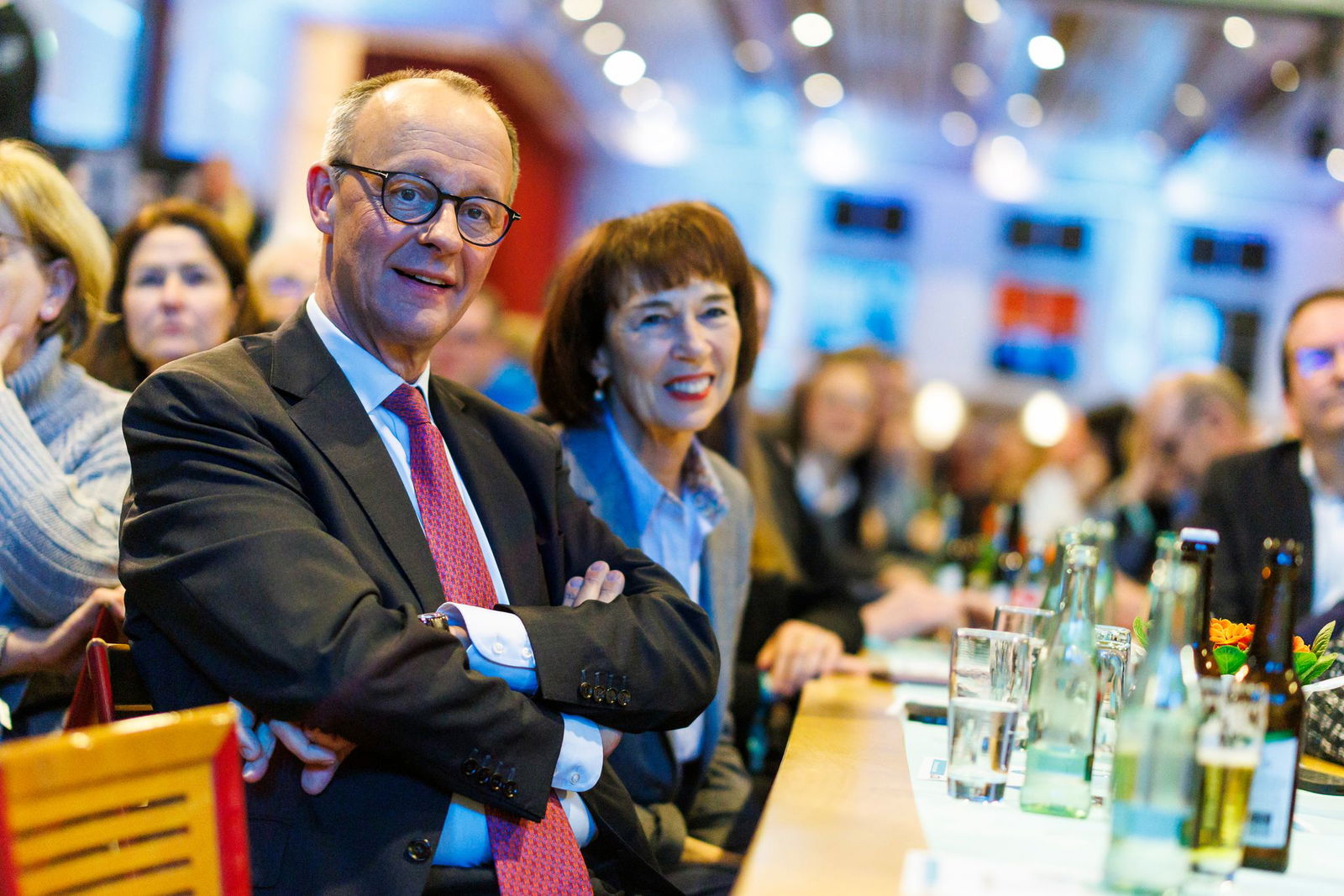 Zusammen mit seiner Ehefrau Charlotte lebt Friedrich Merz in Arnsberg im Sauerland. Er gilt als Familienmensch.