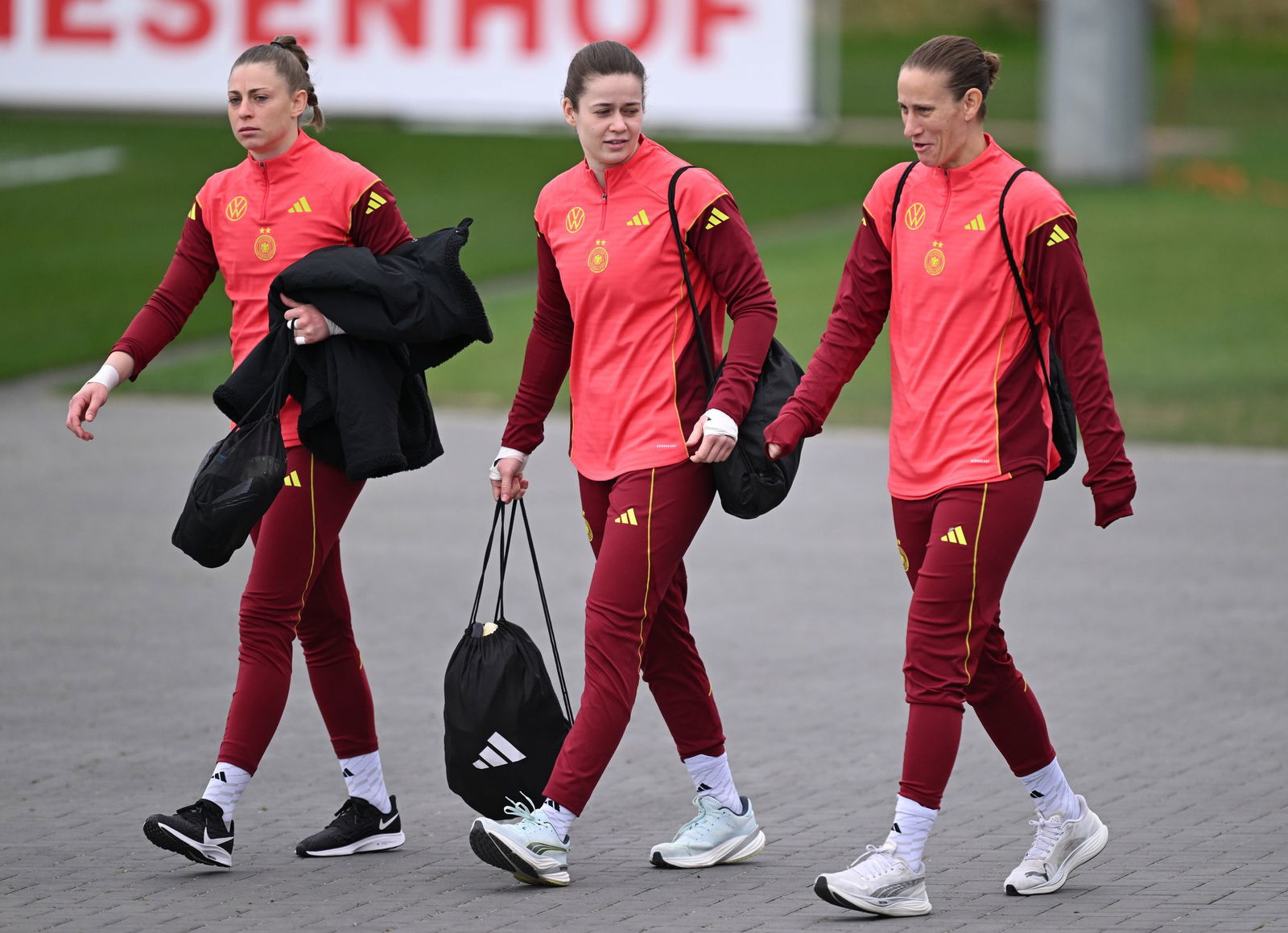 Rafaela Borggräfe (l) gehört zum erweiterten Kader der deutschen Fußball-Nationalmannschaft. 