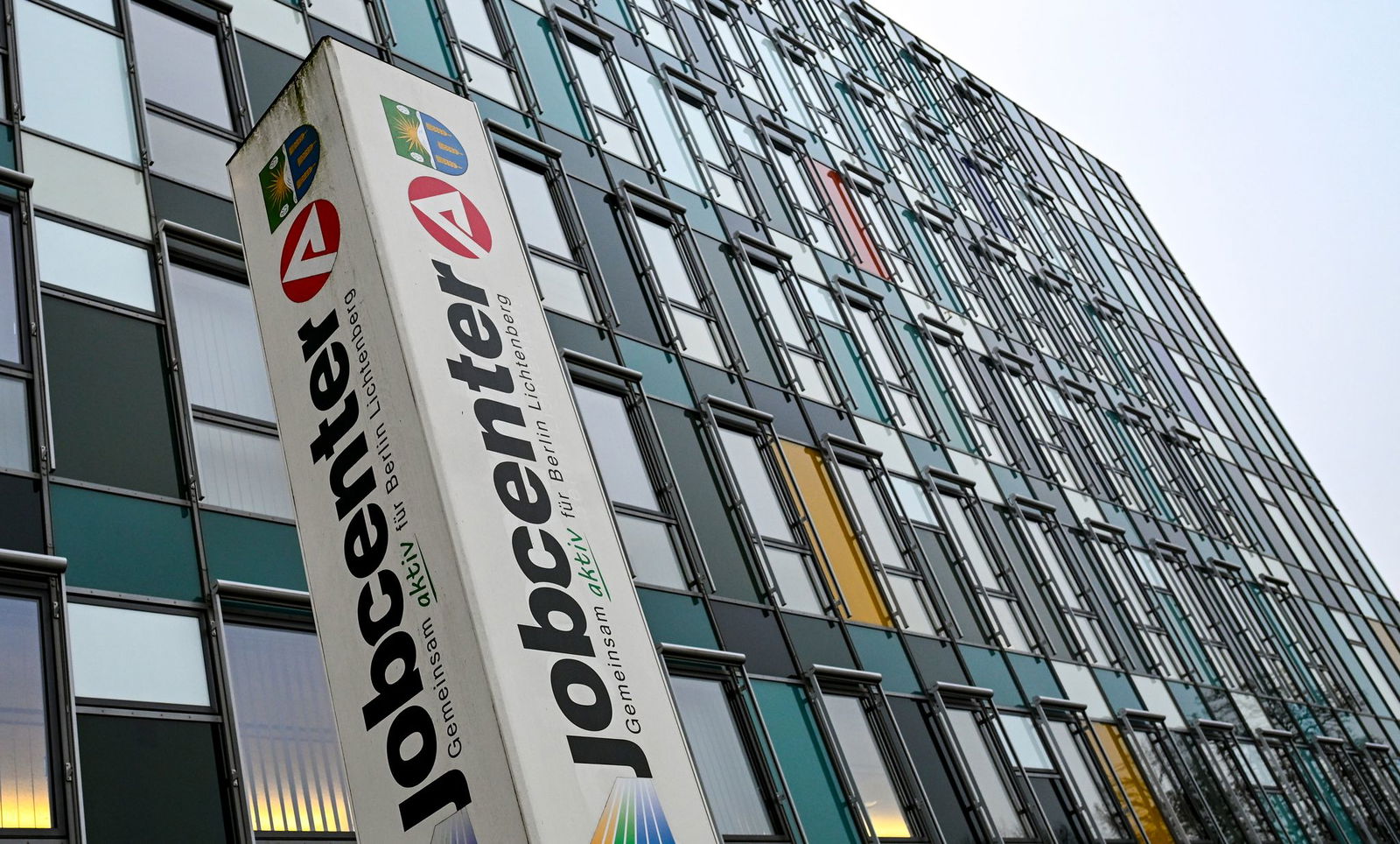 Um Bürgergeld zu erhalten, mussten bedürftige Flüchtlinge aus der Ukraine bisher beim Jobcenter vorstellig werden. (Symbolbild)