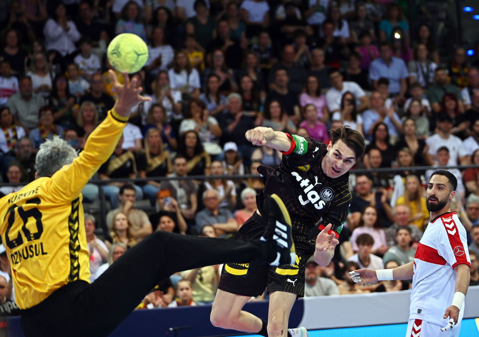 Die deutschen Handballer haben die EM-Qualifikation mit einem Sieg gegen die Türkei erfolgreich abgeschlossen.