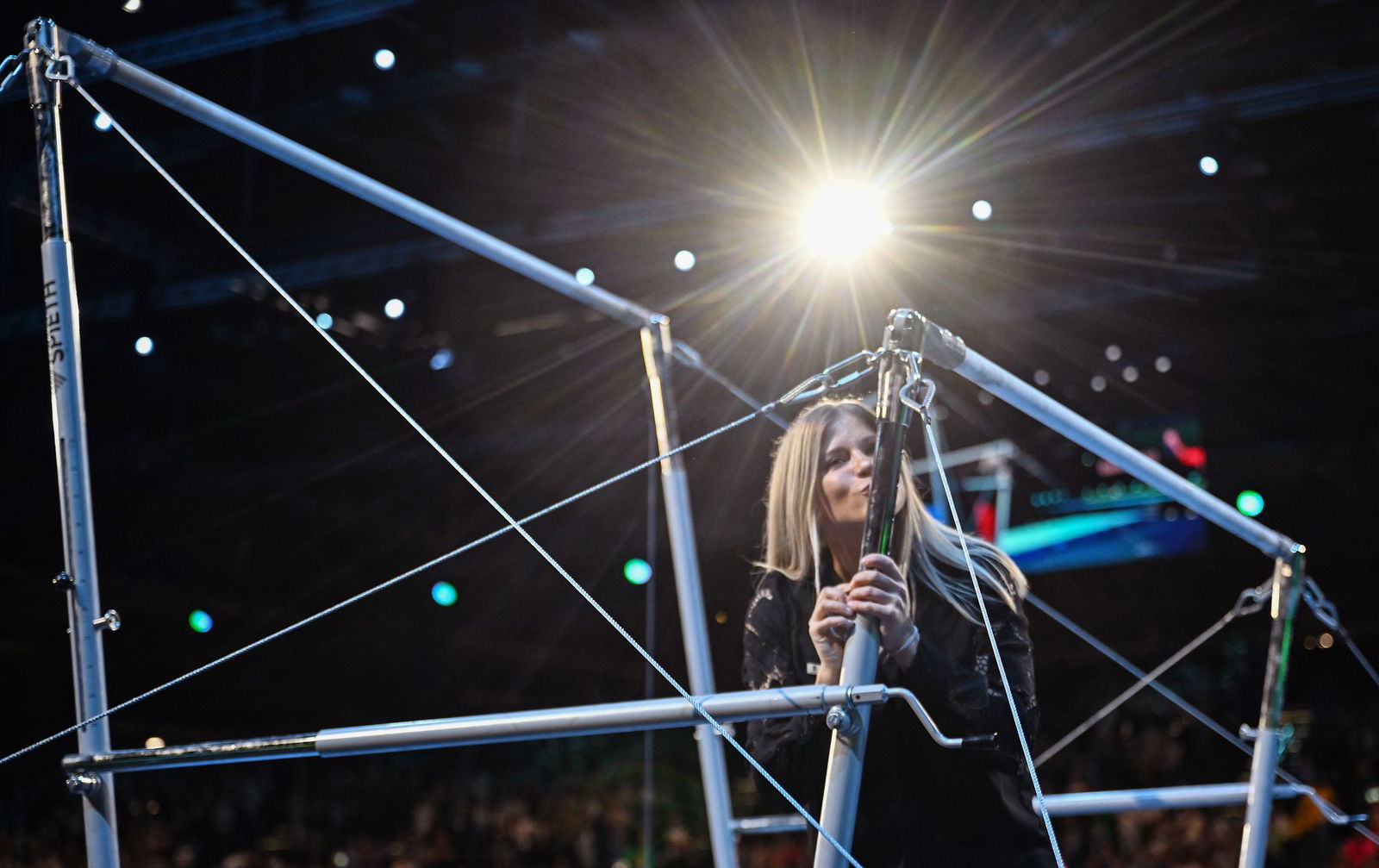 Ein Abschiedsküsschen für ihr Lieblingsgerät Stufenbarren.