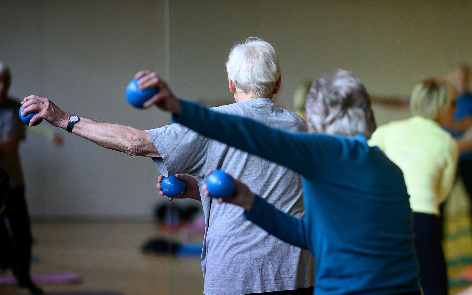Gesunde Ernährung und viel Bewegung können helfen, den Blutdruck zu senken und den Fettstoffwechsel anzukurbeln. (Symbolbild)