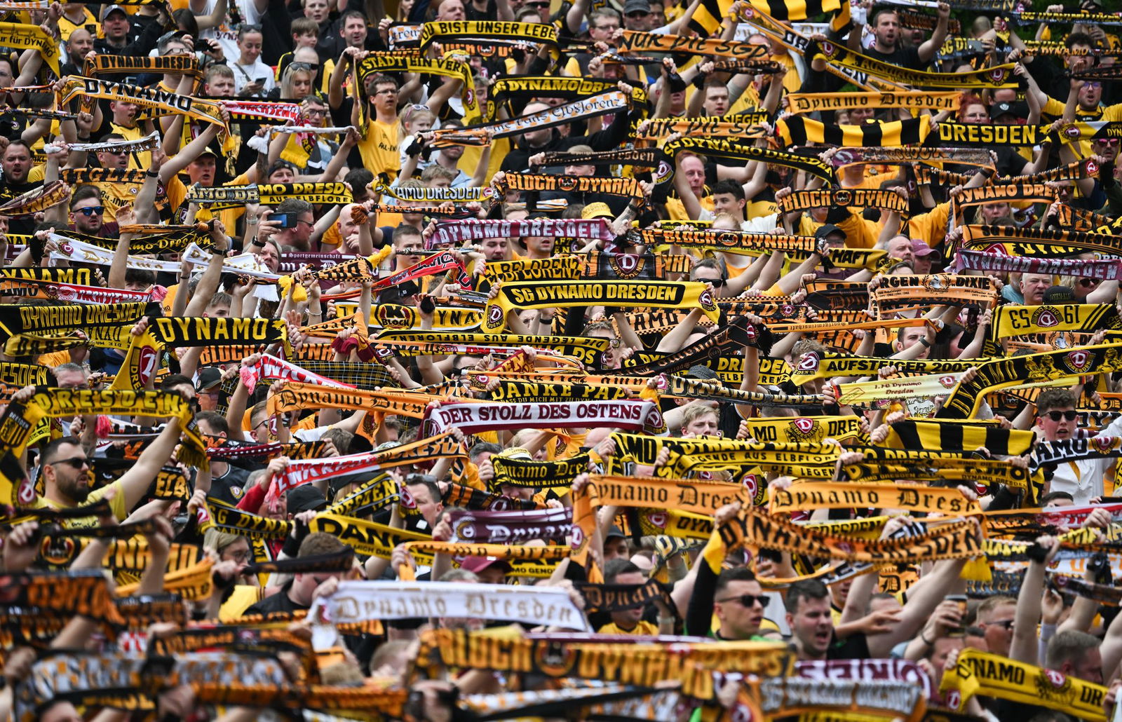 Dynamo Dresden kehrt in die 2. Liga zurück.