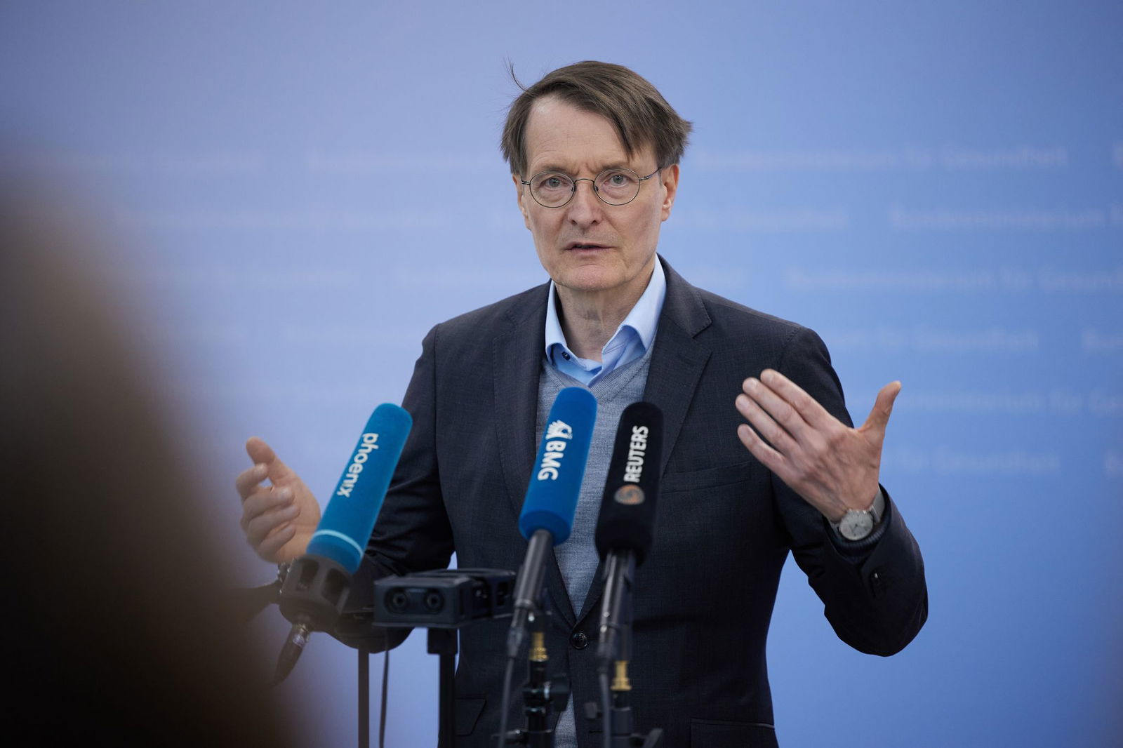 Der geschäftsführende Gesundheitsminister Lauterbach wurde am 1. Mai von Demonstranten angepöbelt. 