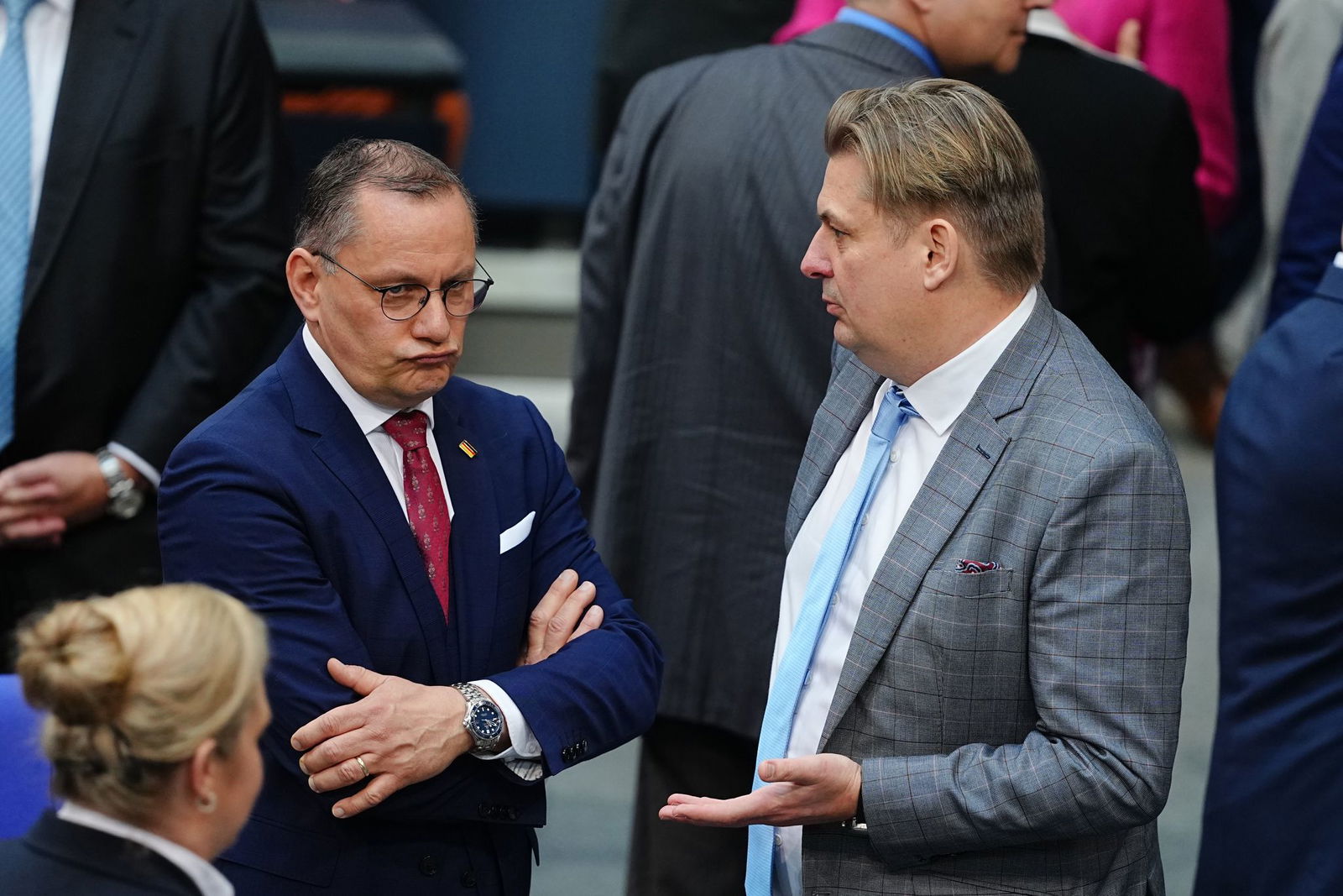 Die AfD-Spitze - links Parteichef Tino Chrupalla - ist wieder einmal mit Negativ-Schlagzeilen um Parteikollege Maximilian Krah (r.) konfrontiert. Krah ist gerade erst neu in den Bundestag eingezogen. (Archivbild) 