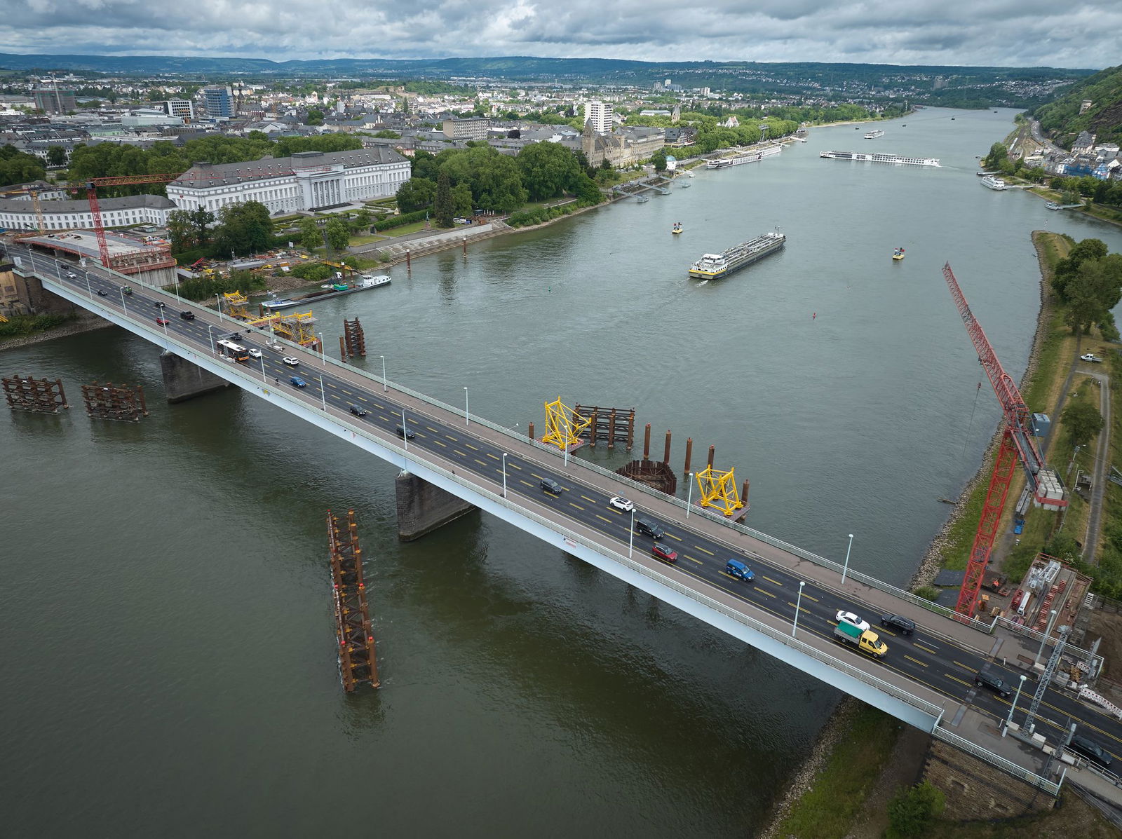 Die Bauarbeiten an der Pfaffendorfer Brücke laufen seit 2023.