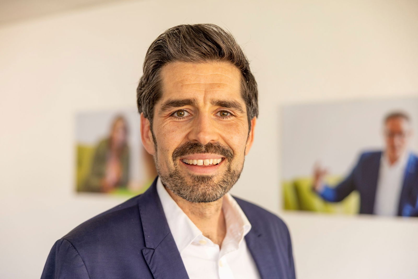 Bildungsminister Sven Teuber (SPD) liest Bücher am liebsten in gedruckter Form. 