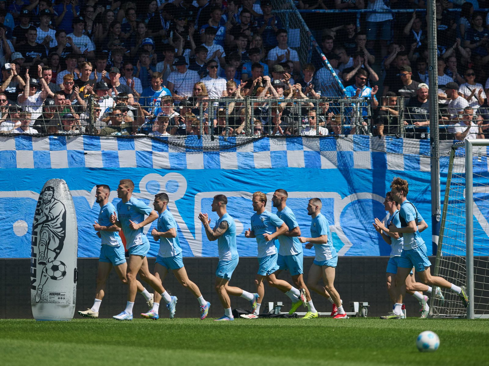 Das Training wurde wegen der großen Unterstützung ins Stadion verlegt.