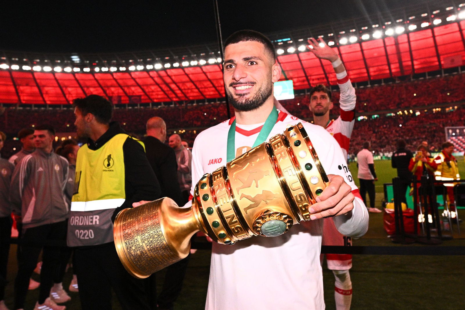 Deniz Undav schnappte sich den Pokal