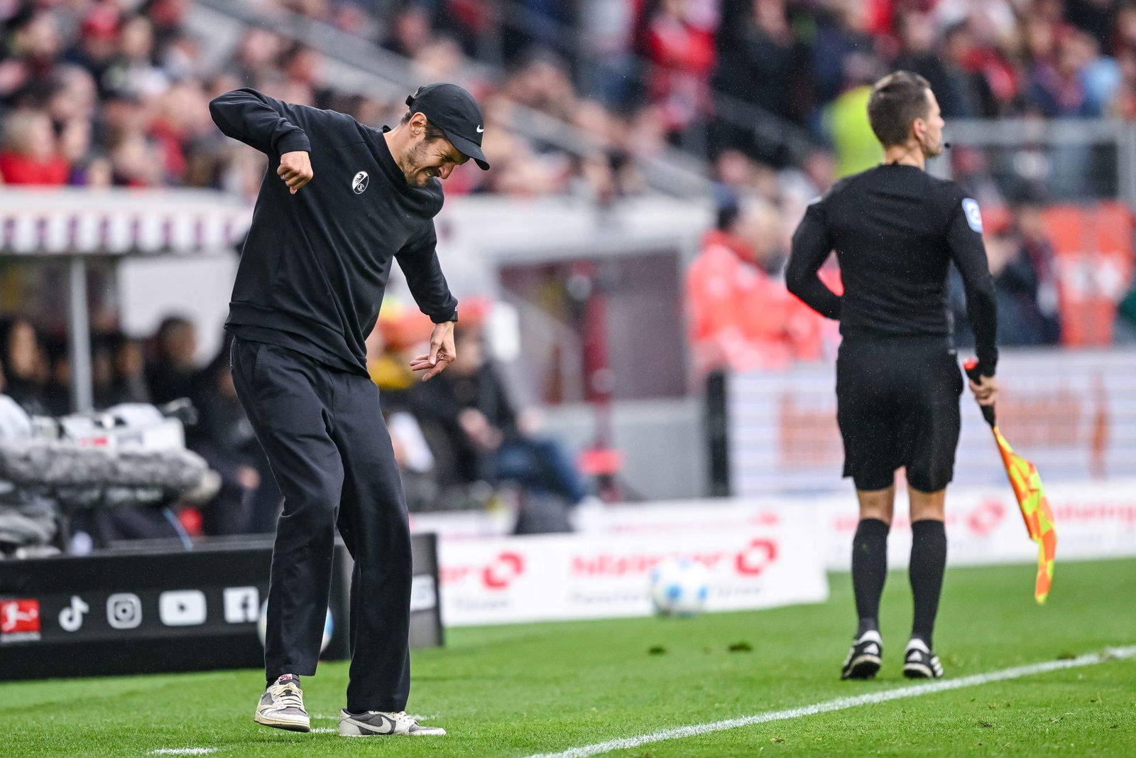 Emotional beim Spiel gegen Leverkusen: Freiburgs Trainer Julian Schuster.