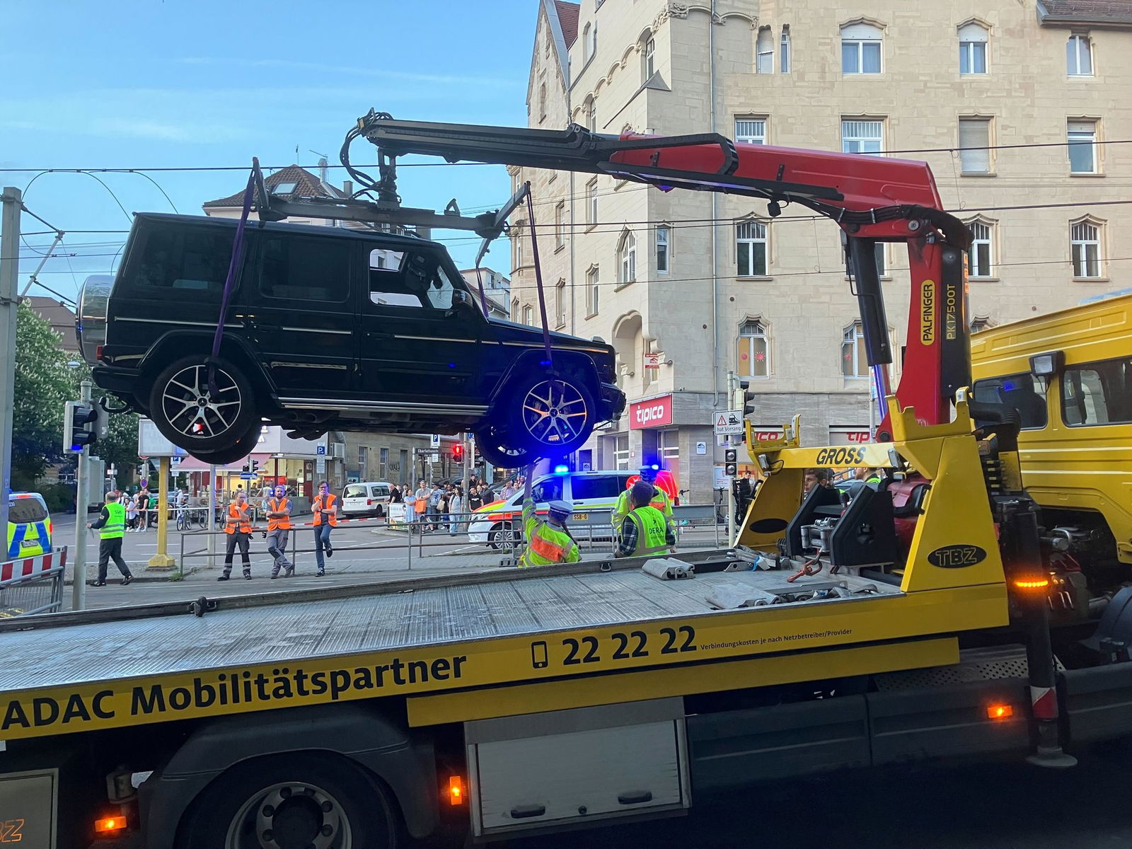 Beim Unfallauto handelt es sich um eine Mercedes-G-Klasse, einen Luxus-Geländewagen.