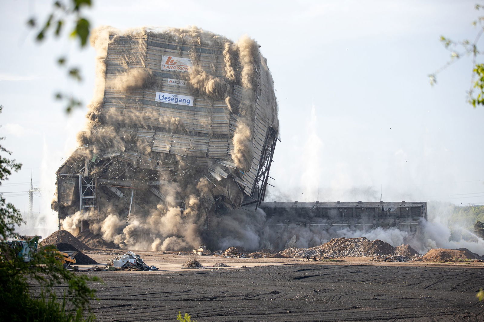 Bei der Sprengung gehen das fast 80 Meter hohe Kesselhaus und ein Bunkerschwerbau zu Fall.