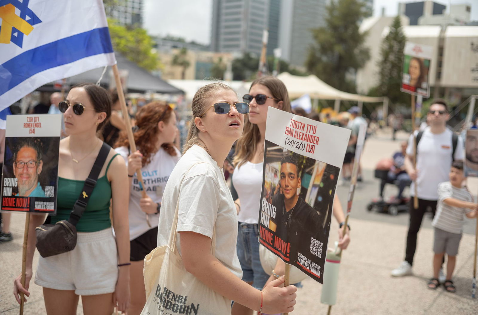Angehörige und Unterstützer der Geiseln versammelten sich in Israel vor der Freilassung einer Geisel.