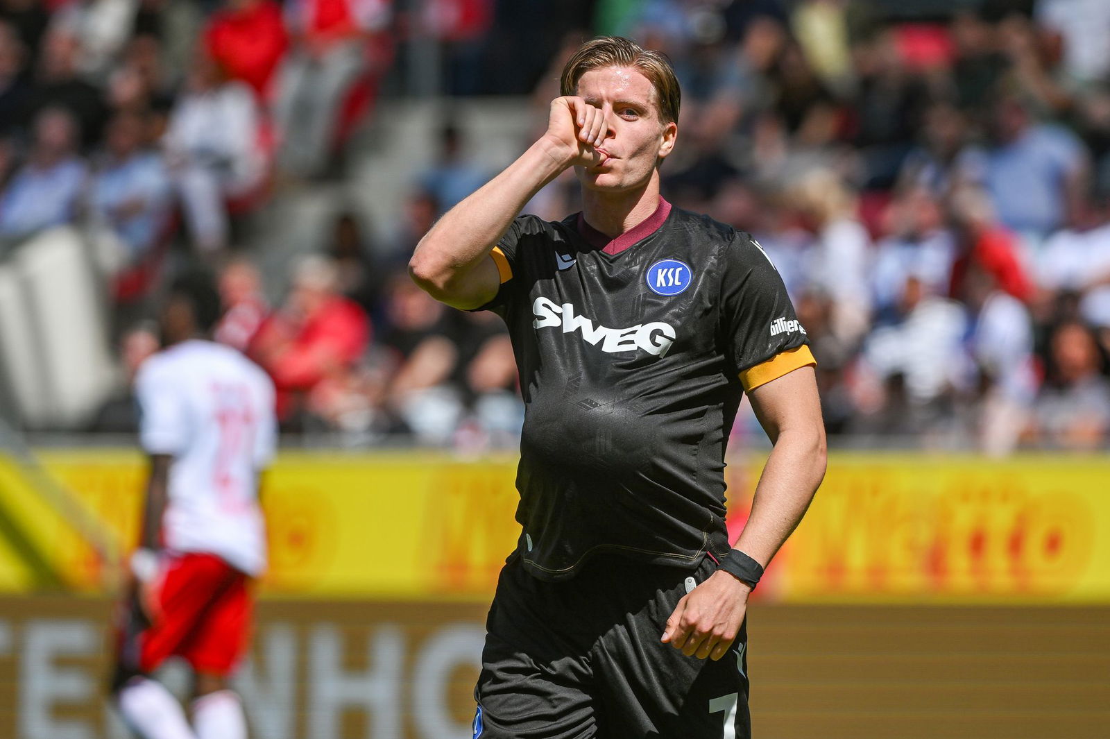 Dzenis Burnic macht den Babyjubel.