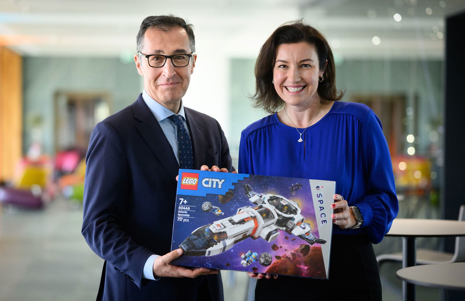 Könnte eines der nächsten Projekte des ehemaligen Bundesministers Cem Özdemir (Grüne) werden: ein Lego-Raumschiff, das er von seiner Nachfolgerin Dorothee Bär (CSU) bei der Übergabe des Forschungsministeriums geschenkt bekam. (Archivbild)