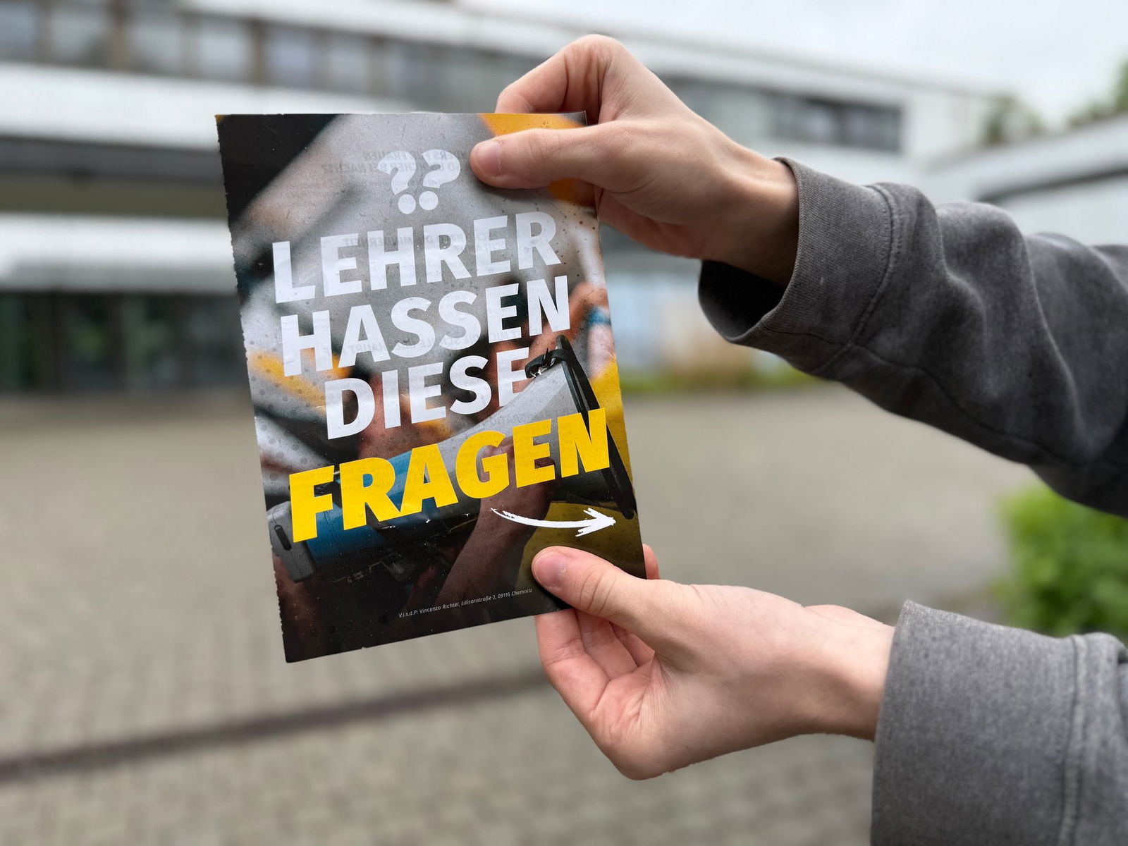 An Schulen tauchen Flugblätter von Rechtsextremen auf.  